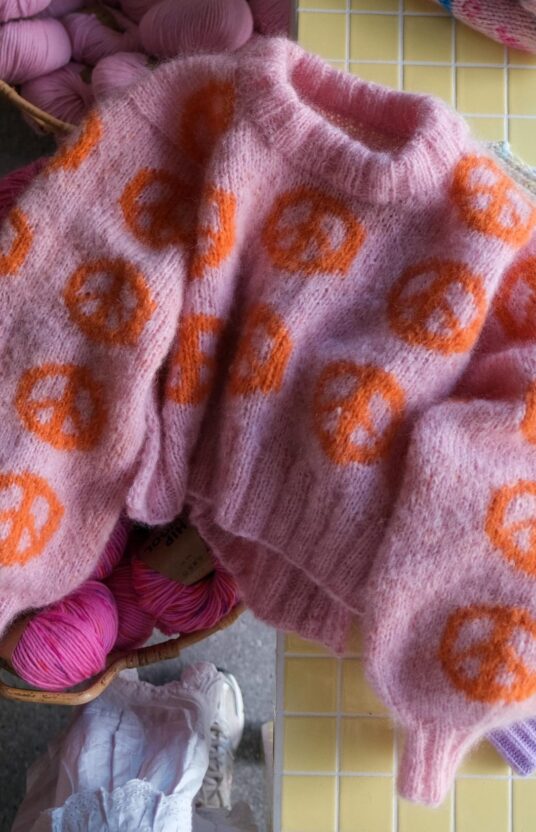 strikkeoppskrift genser peace tegn