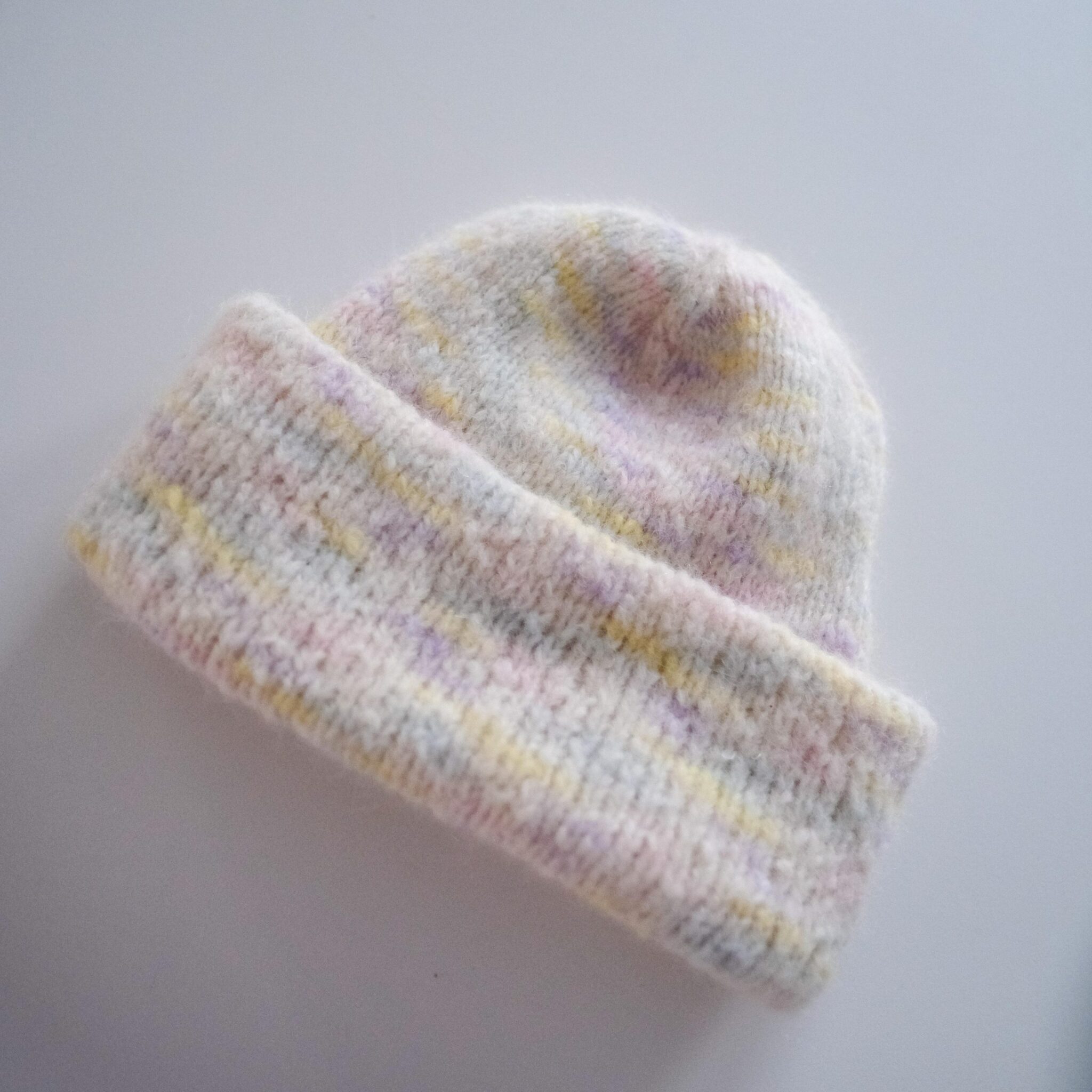 185402-Pokerface-lue-strikkeoppskrift-4 - HipKnitShop strikkelue oppskrift