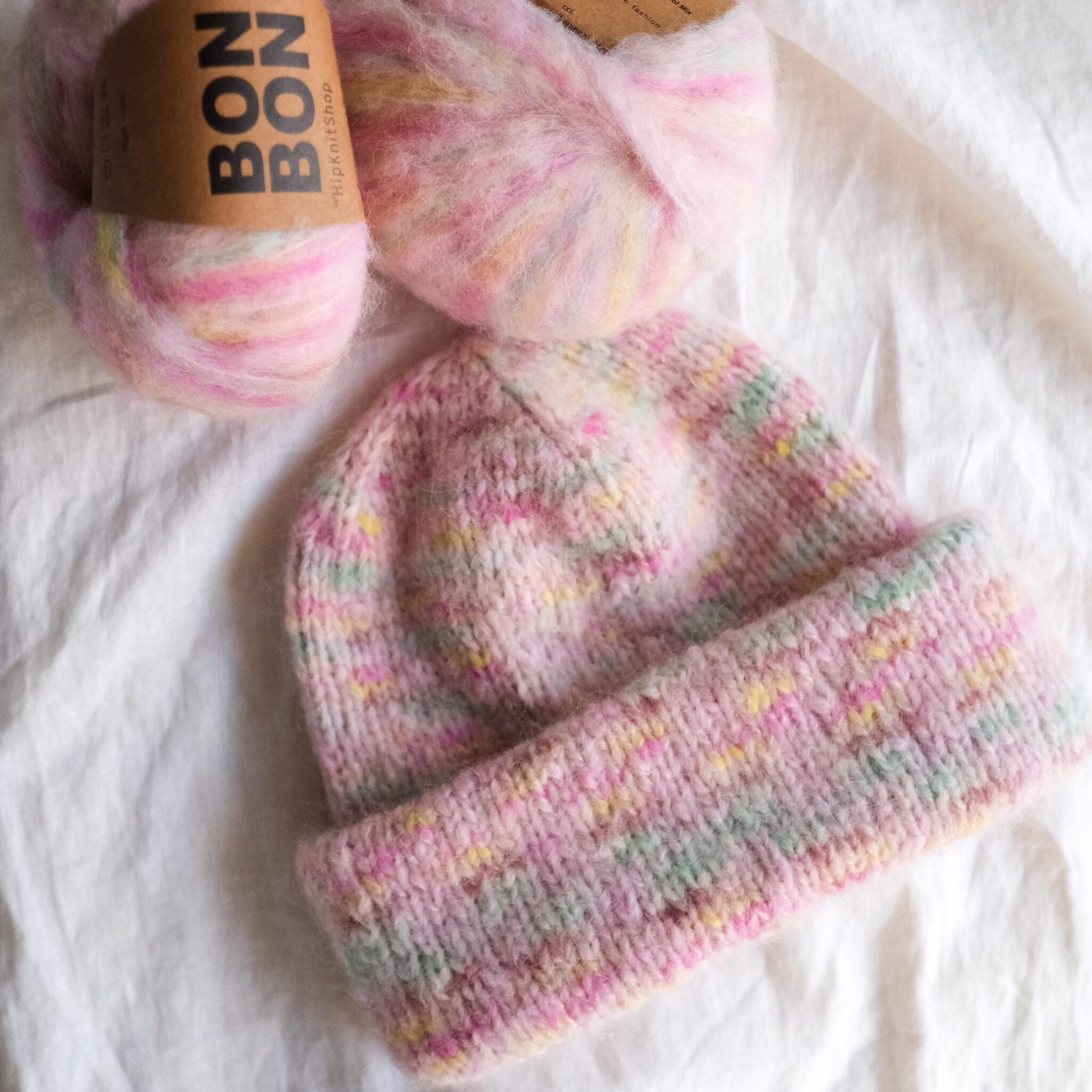 185402-Pokerface-lue-strikkeoppskrift - HipKnitShop oppskrift strikket lue