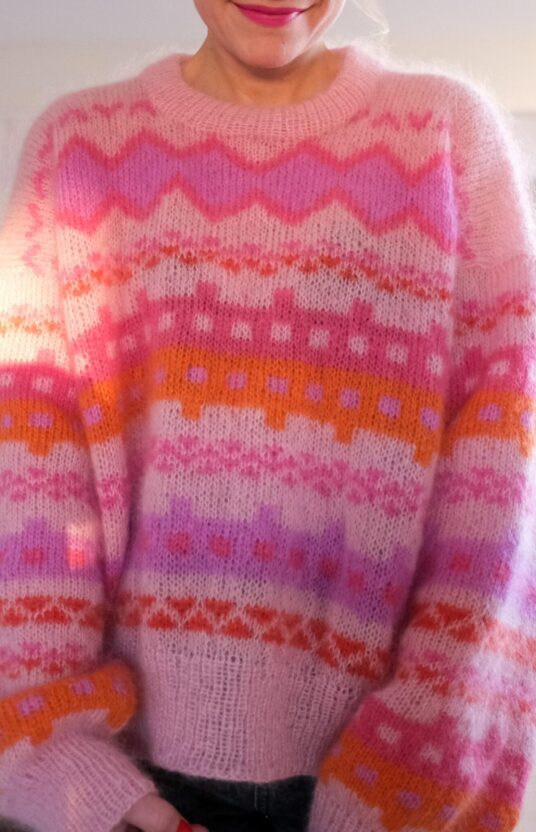 Knitting pattern mohair sweater 80s inspired. Knitting pattern sweater 80s style in mohair. Colorful and fluffy knits patterns