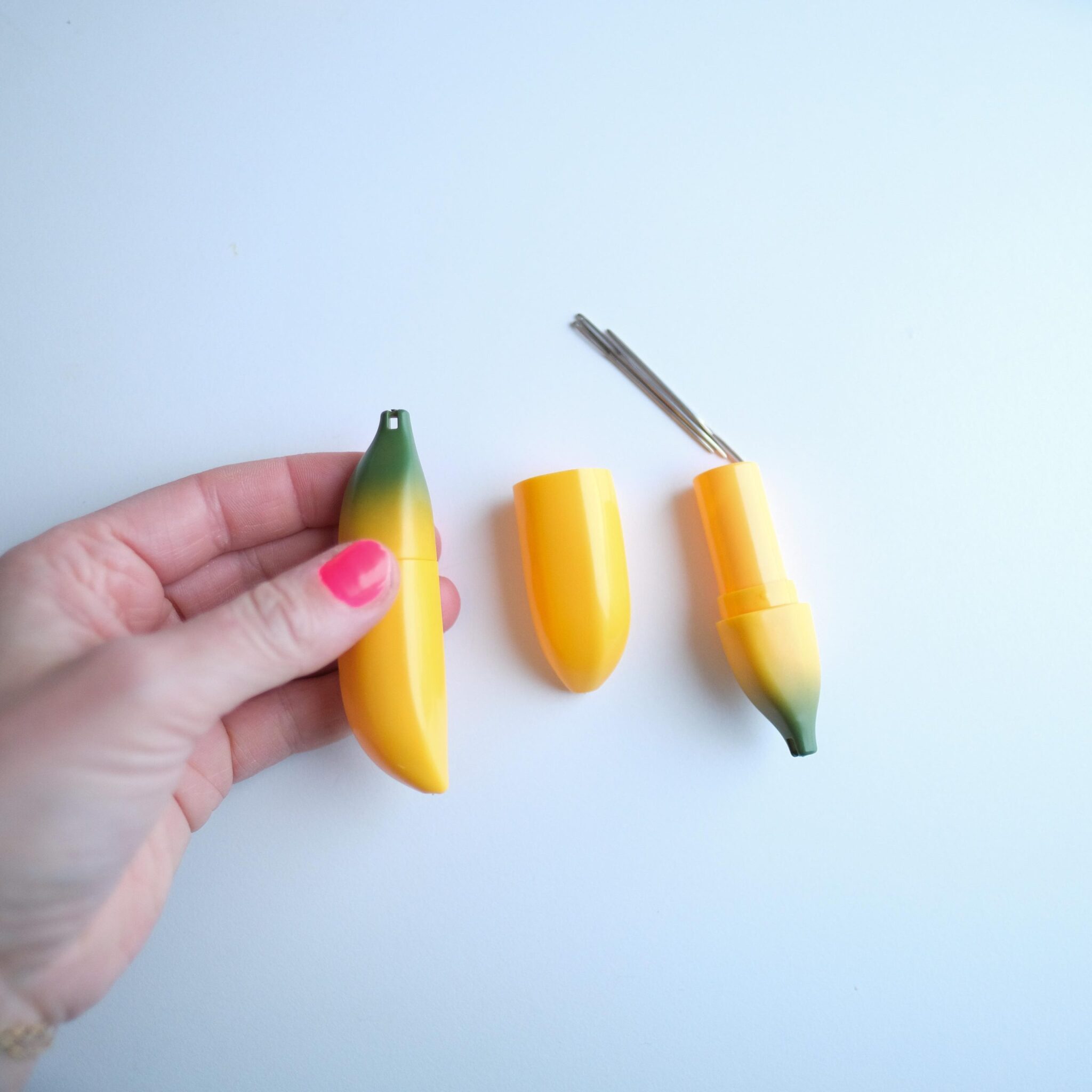 187975-Naleholder-banan - HipKnitShop etui til synåler banan