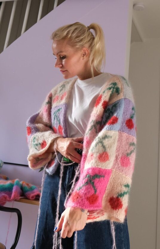 strikkeoppskrift jakke med kirsebær