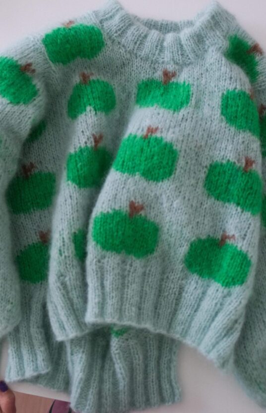 fargerik strikkegenser eple dame