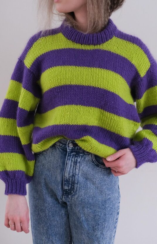 fargerik strikkegenser oppskrift