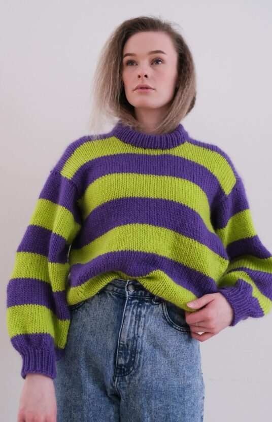 fargerik strikkegenser oppskrift