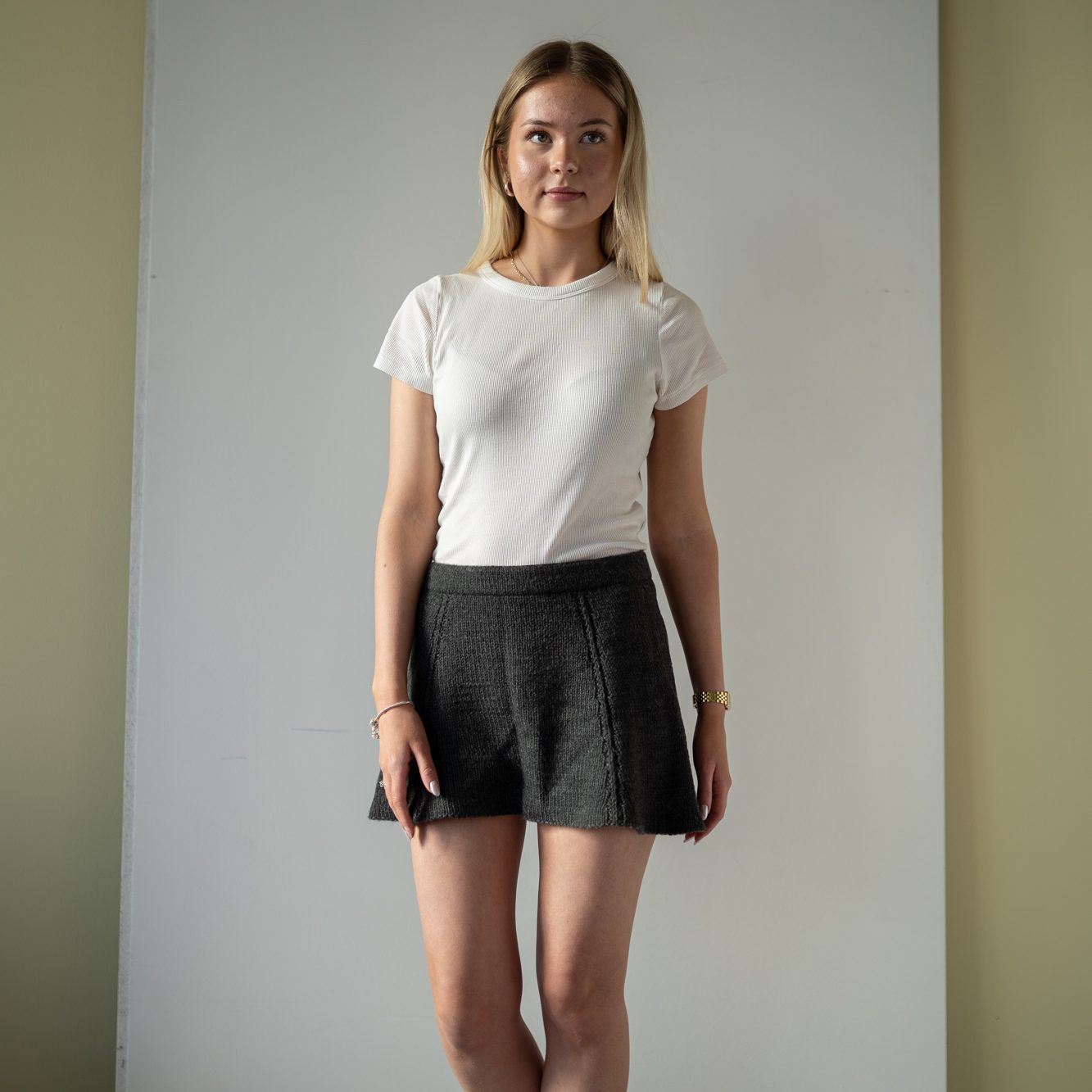 201597-Pop-miniskjort-strikkeoppskrift-8 - HipKnitShop Miniskjørt jente