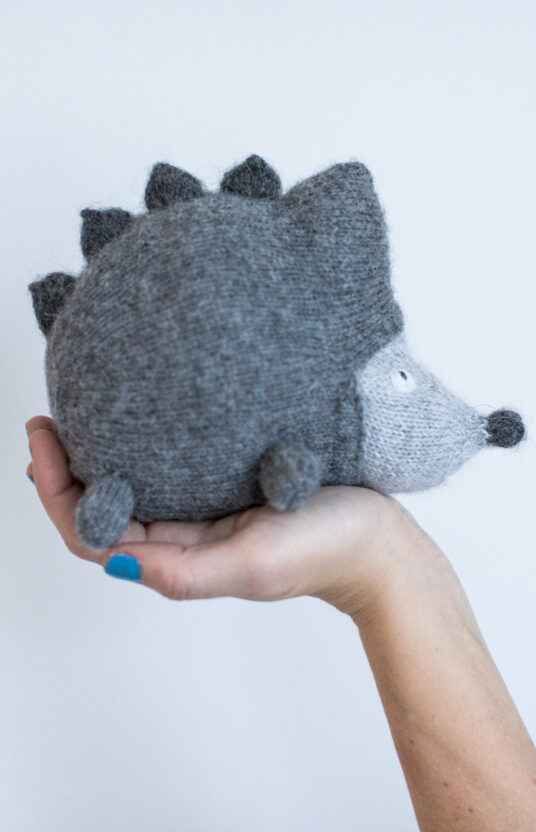 Herbert hedgehog kosedyr strikkeoppskrift pinnsvin