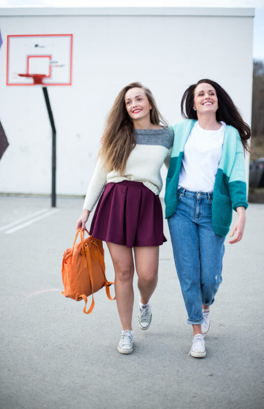 25206-Festival-jakka-dame-strikkeoppskrift-3 - HipKnitShop Parkenstrikk