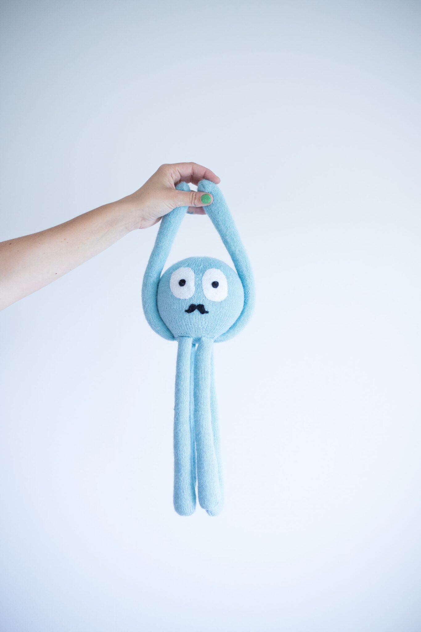 25307-Edgar-blekksprut-strikkeoppskrift-1 - HipKnitShop Handmade toy octopus