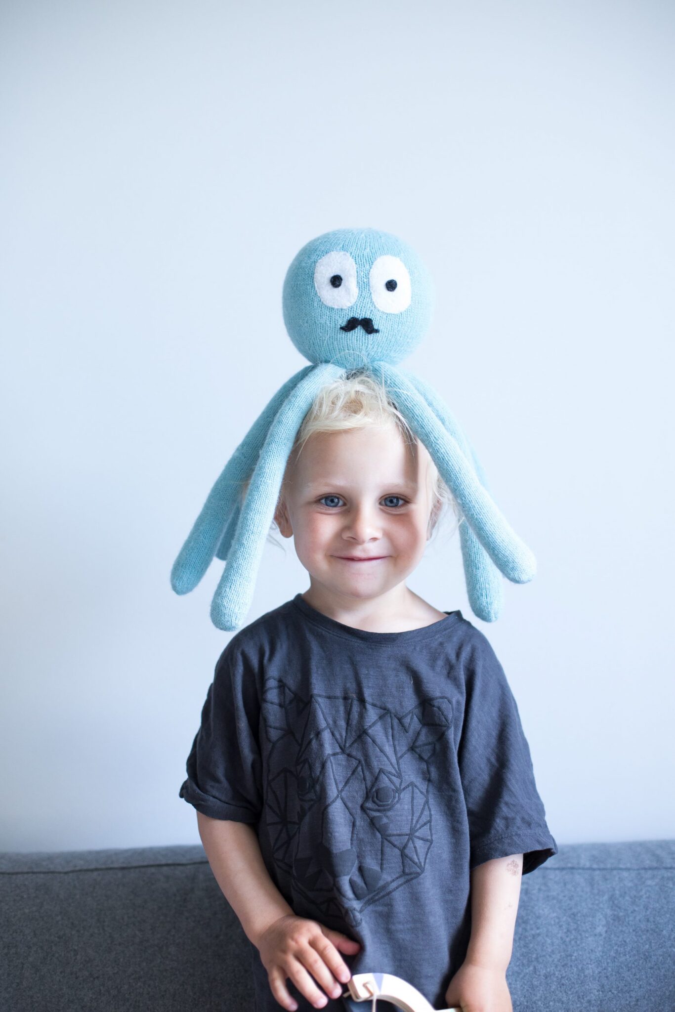 25307-Edgar-blekksprut-strikkeoppskrift - HipKnitShop kniited octopus toy