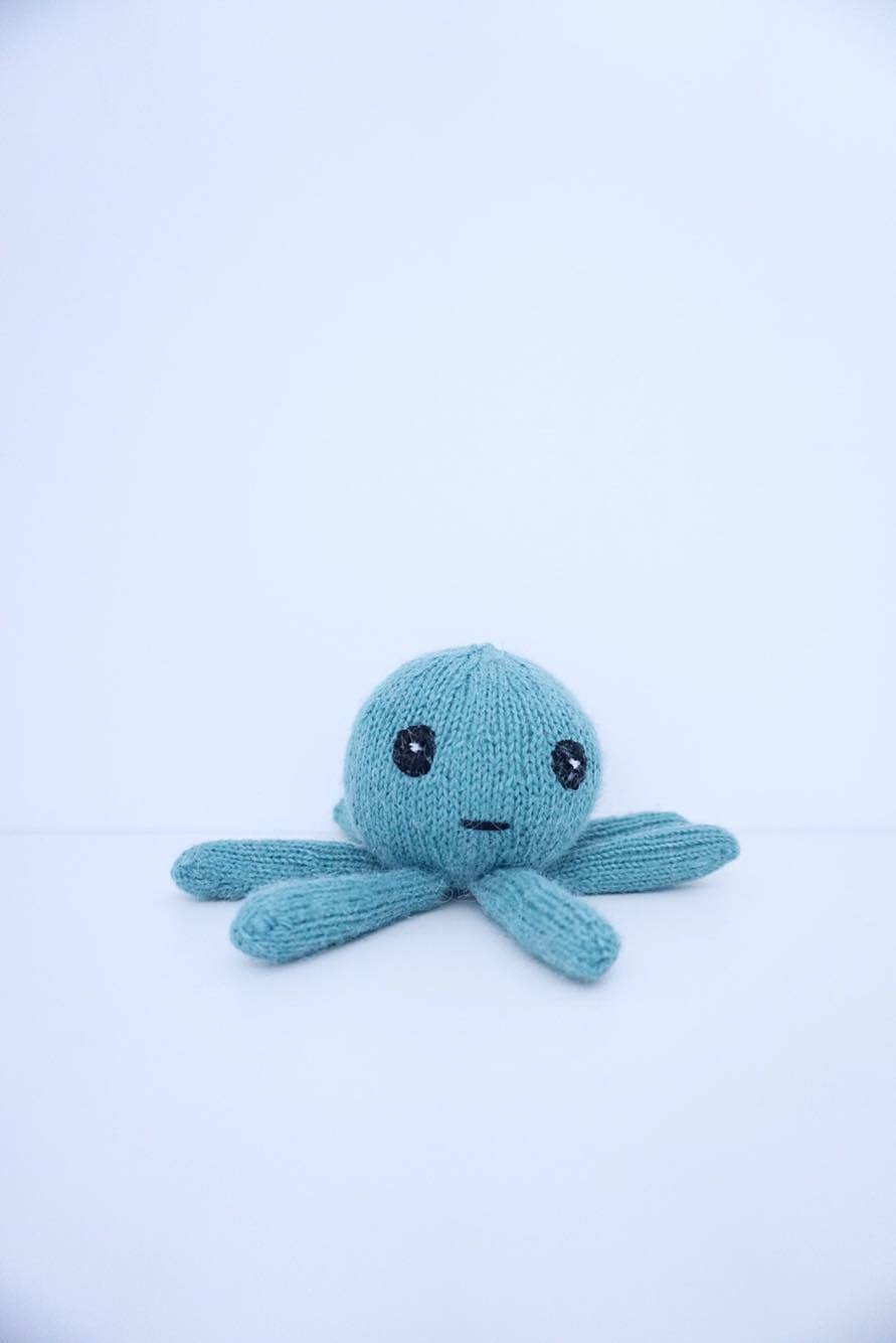 - HipKnitShop strikkeoppskrift blekksprut kosebamse leker