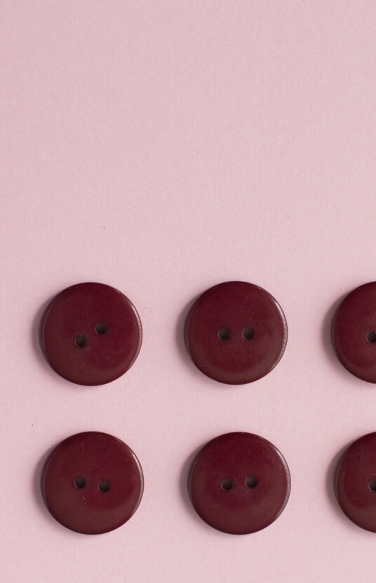 mørk rød knapp plastknapp