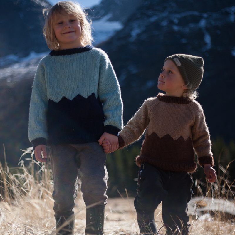 26192-Fjelltopp-genser-barn-kit-15 - HipKnitShop knitting pattern kids raglan sweater