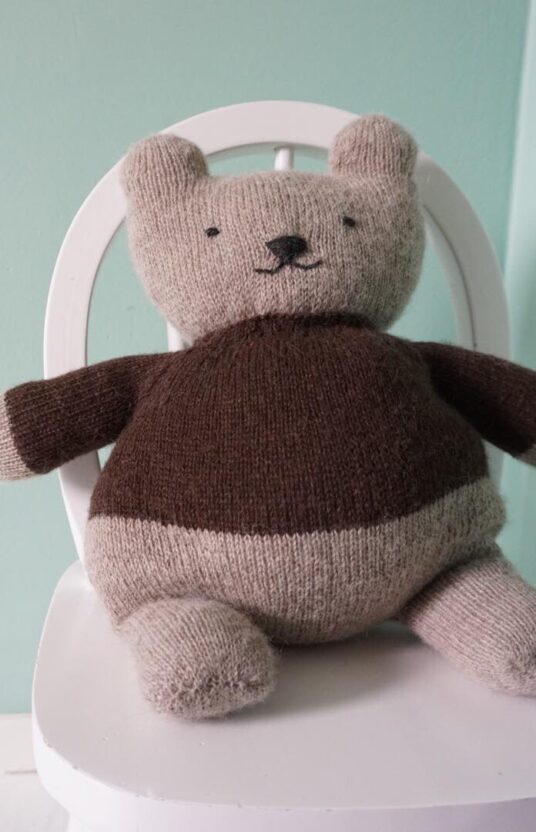 26269-Bob-The-Bear-strikkeoppskrift-3 - HipKnitShop teddybear kids knitting pattern