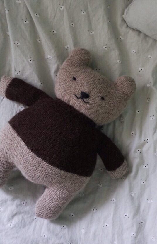 26269-Bob-The-Bear-strikkeoppskrift - HipKnitShop teddy bear knitting pattern