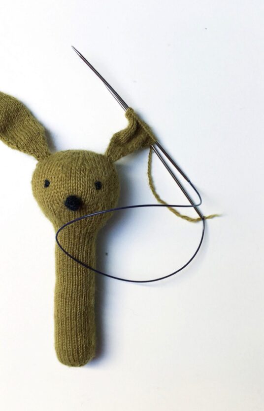 26414-Kanin-rangle-strikkeoppskrift-2 - HipKnitShop Cute and fun knit for newborns and babies. Perfect soft toy friend. Wonderful as a gift or for your little one. You need polyester stuffing, under one ball of yarn (about 30 grs) and a rattle soundmaker (available online and in hobby shops). n