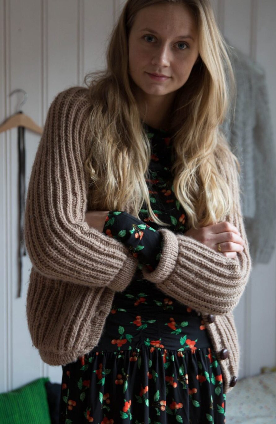 Patentstrikket jakke Joyce strikkeoppskrift - HipKnitShop womens knitted jacket pattern