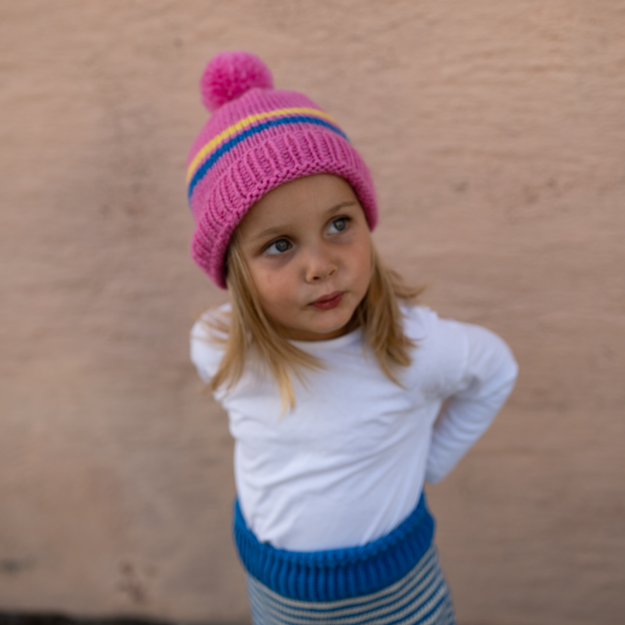 26671-Bossy-beanie-strikkeoppskrift-2 - HipKnitShop barnestrikk lue med dusk