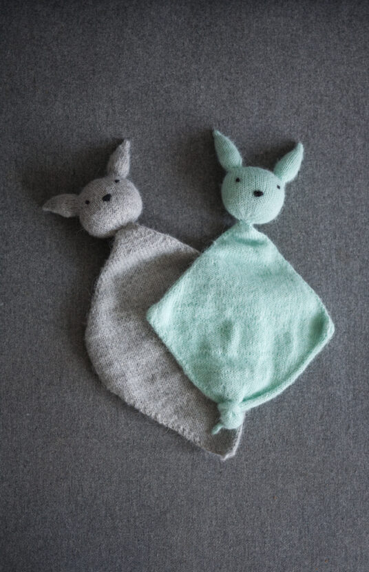 26862-Kanin-koseklut-strikkeoppskrift-4 - HipKnitShop bunny blankie knitting pattern