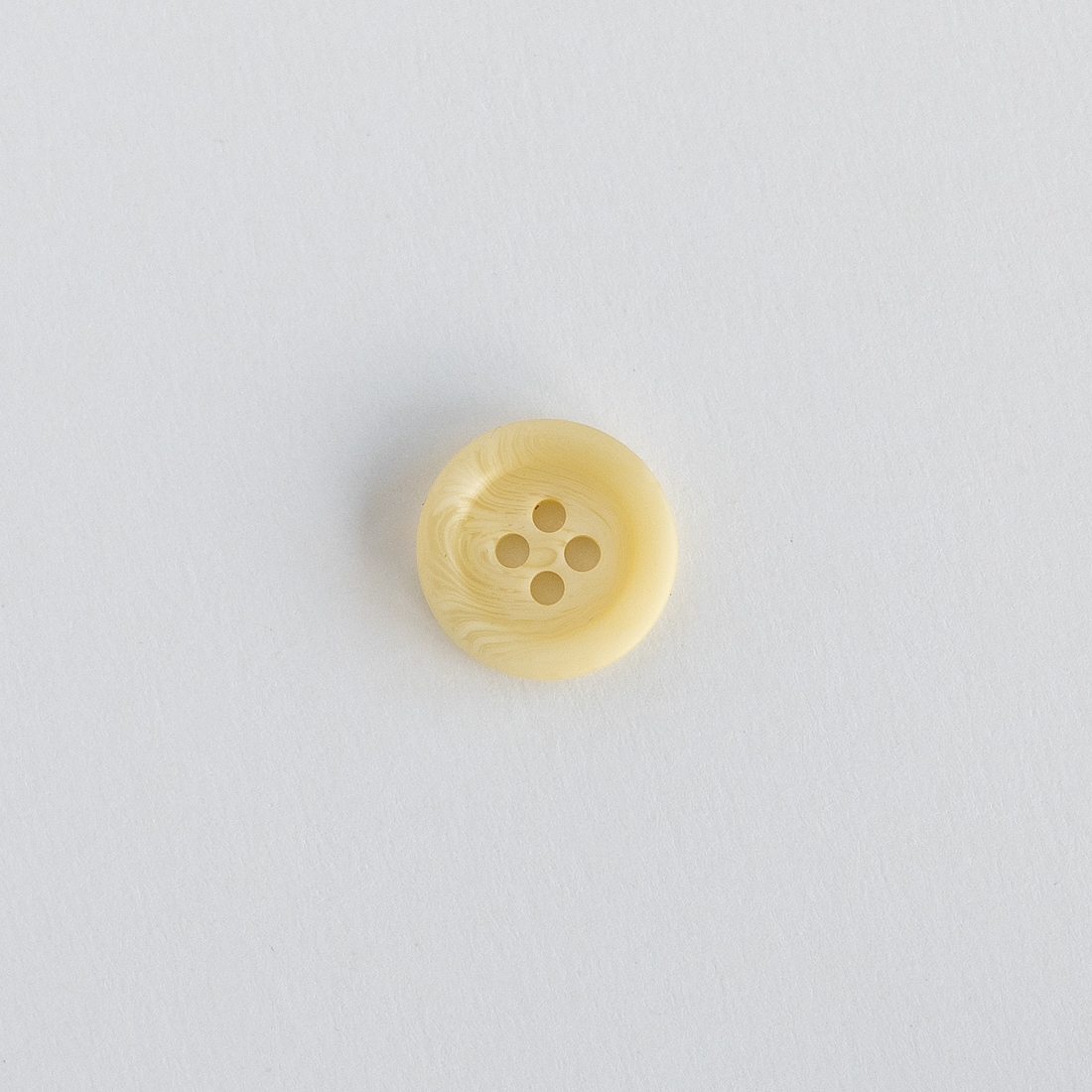 26982-Hvit-knapp-4-hull - HipKnitShop liten rund knapp nettbutikk