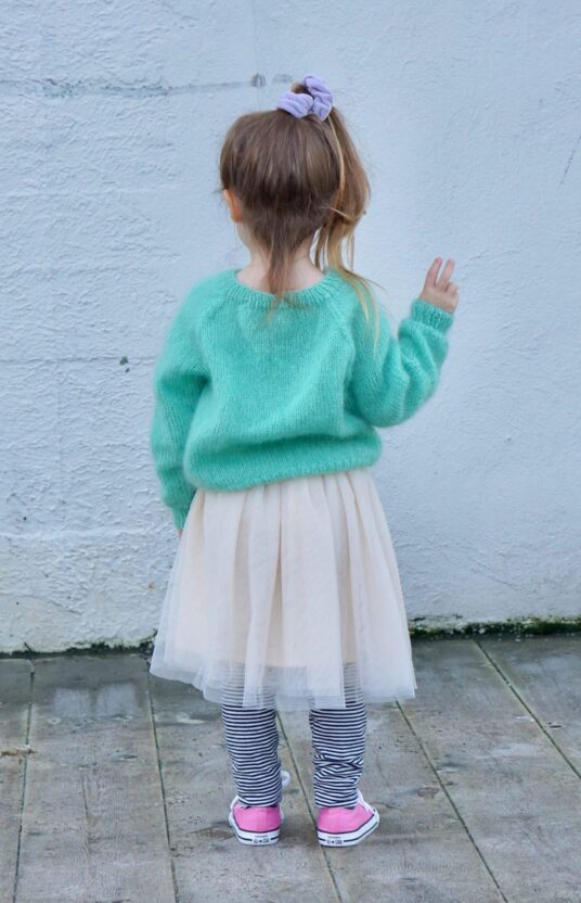 strikkegenser til jente v hals