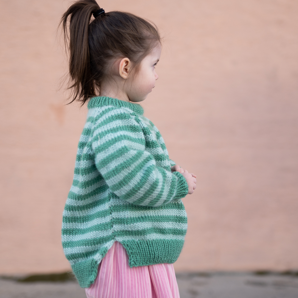 27383-Stripeday-genser-barn-kit - HipKnitShop stripegenser barn strikkeoppskrift