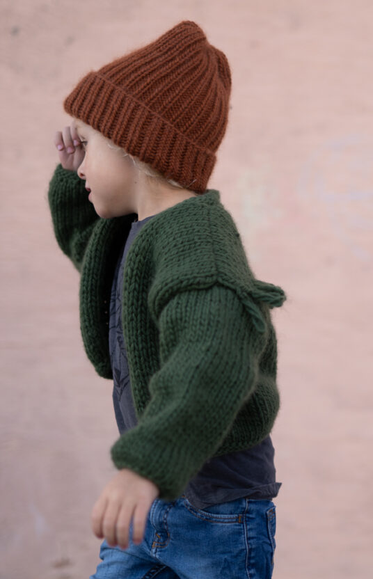 27717-Nomad-jakke-barn-kit-4 - HipKnitShop strikkejakke barn oppskrift