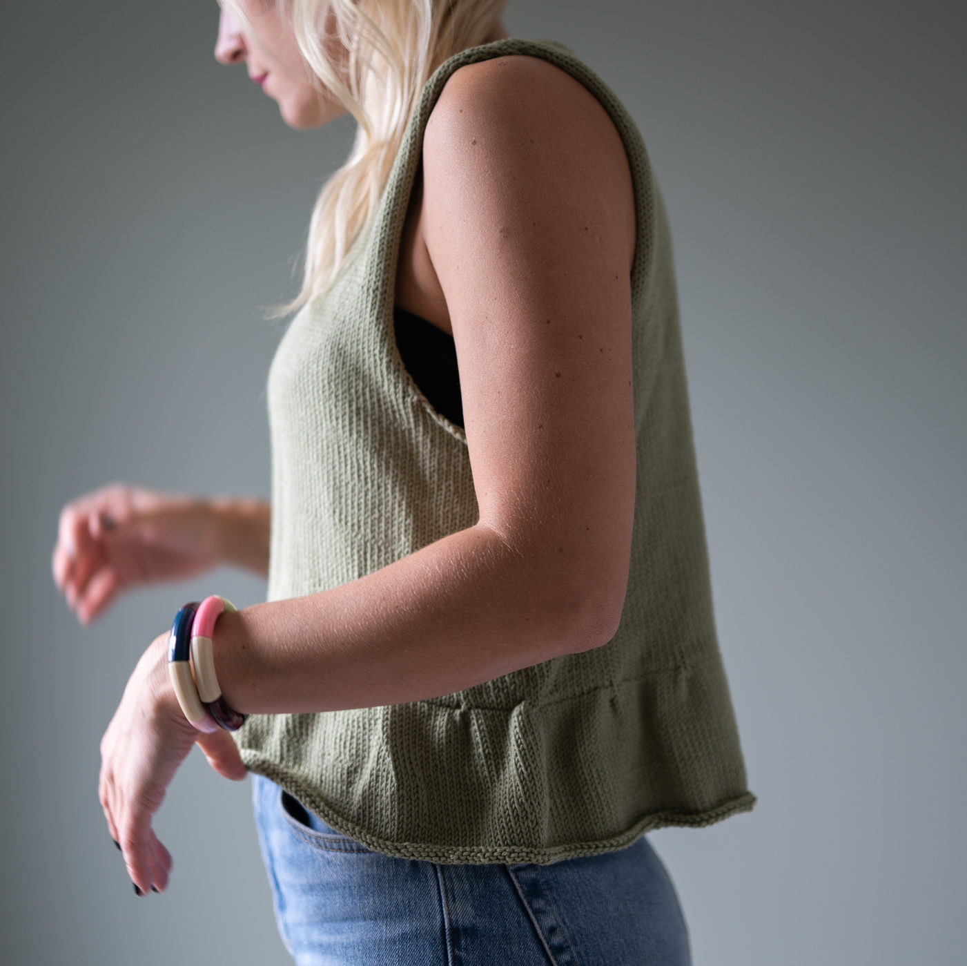 27834-Ebba-Topp-kit-3 - HipKnitShop topp med volang oppskrift