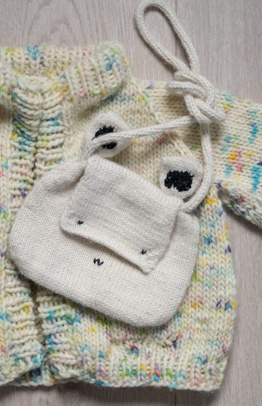 27878-Little-knitted-bag-strikkeoppskrift-3 - HipKnitShop kids knitted bag pattern
