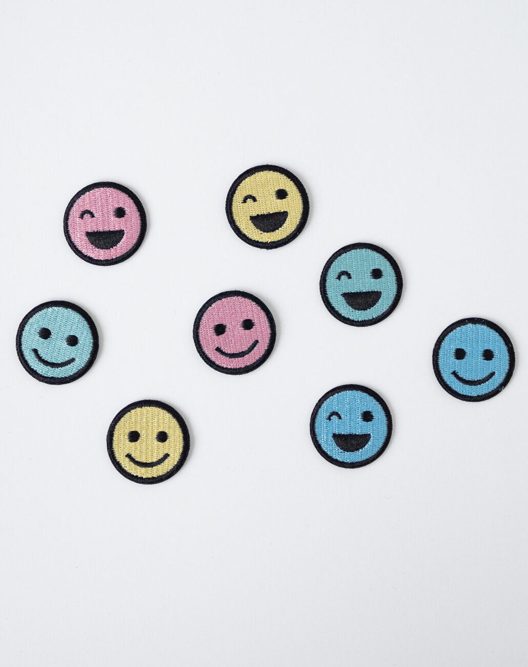 27903-Smiley-patch-gul - HipKnitShop smiley face patch