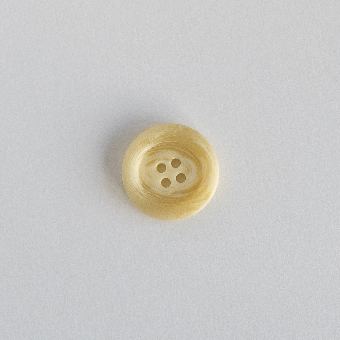 28092-Lilla-plast-knapp-stor-9 - HipKnitShop White round button knitwear