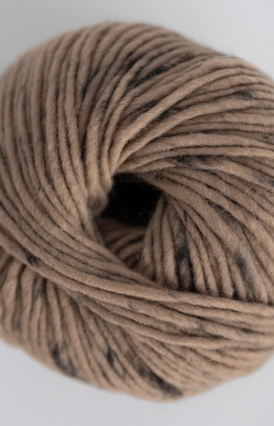 håndfarget garn brun