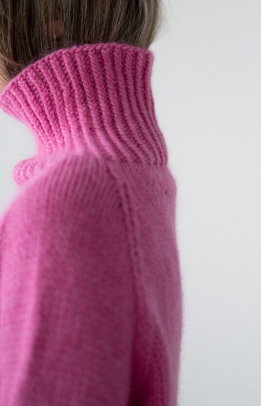 strikkeoppskrift genser høy hals dame