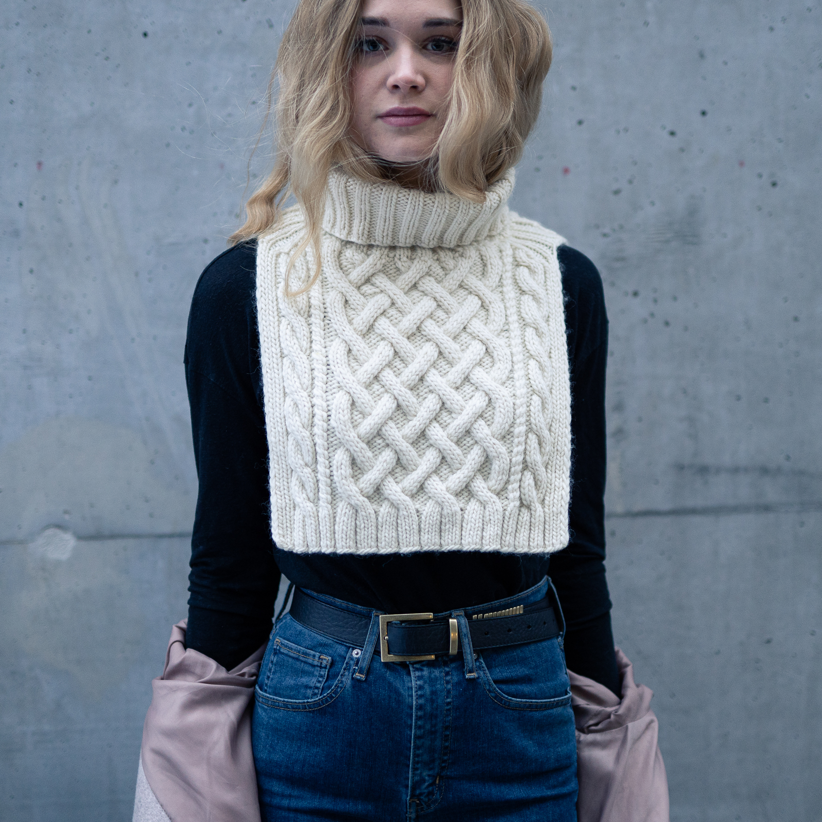 28403-Snodans-hals-kit-1 - HipKnitShop hals strikkeoppskrift fletter