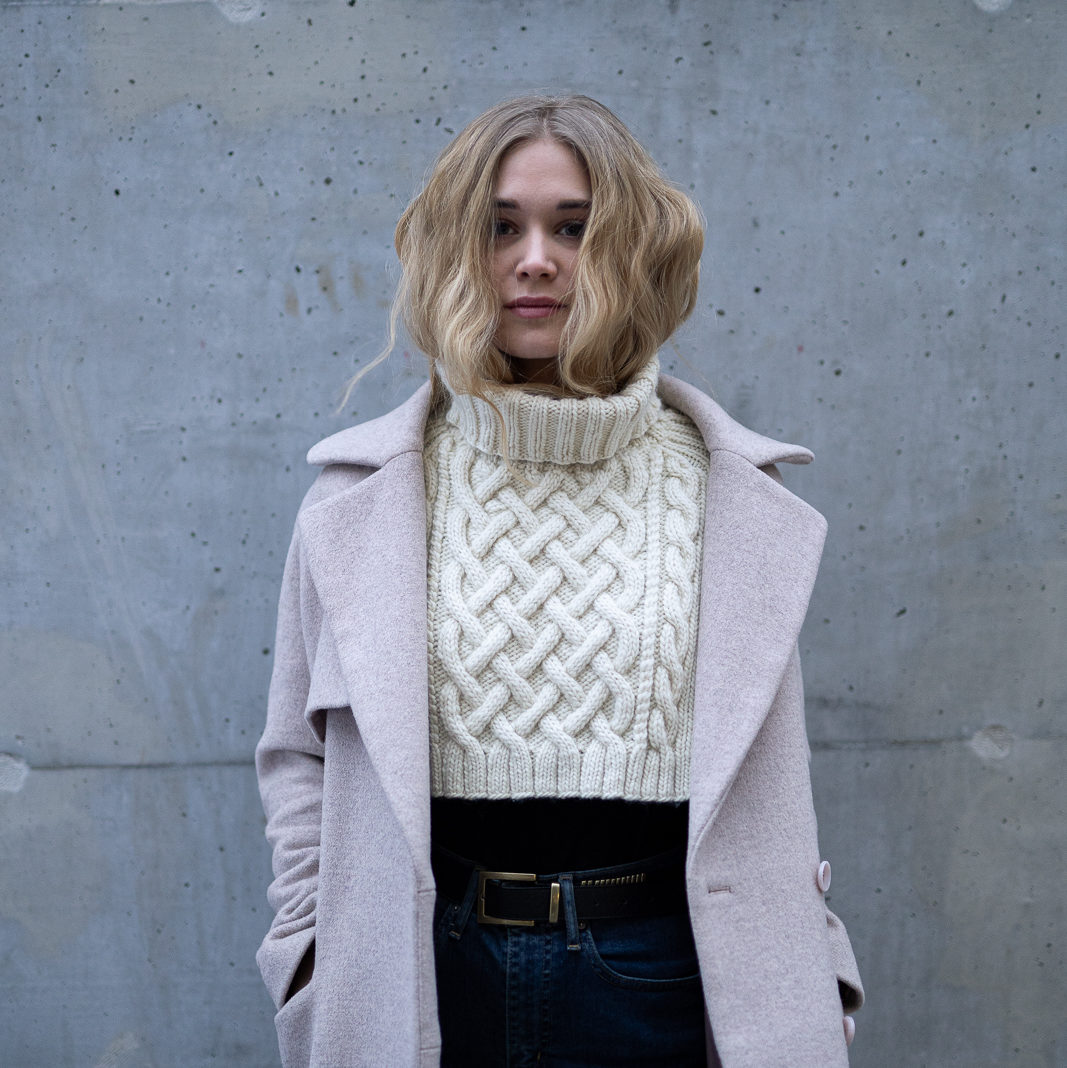 28403-Snodans-hals-kit-3 - HipKnitShop hals strikkeoppskrift fletter