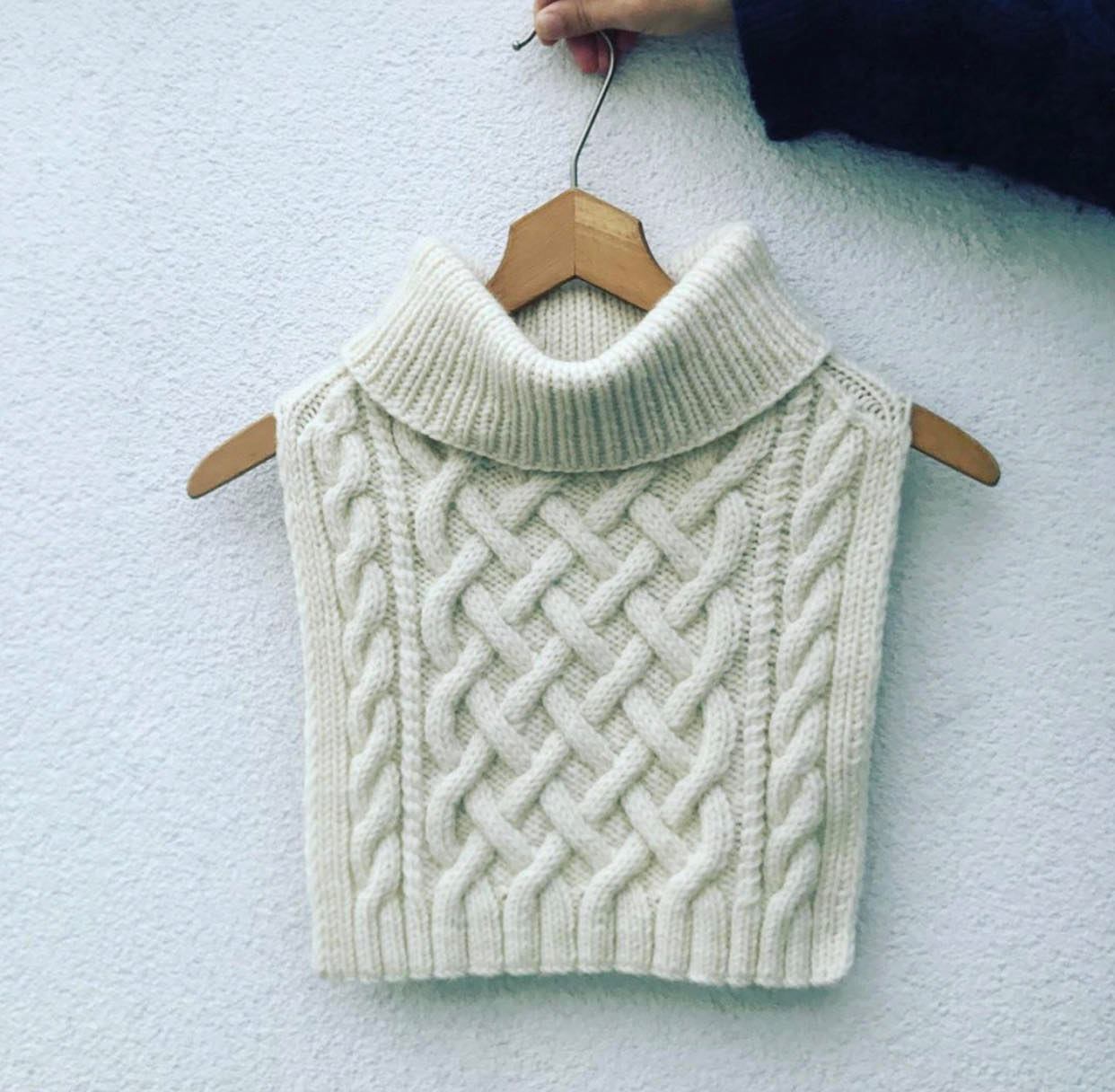 28403-Snodans-hals-kit-8 - HipKnitShop strikkeoppskrift hals flettestrikk