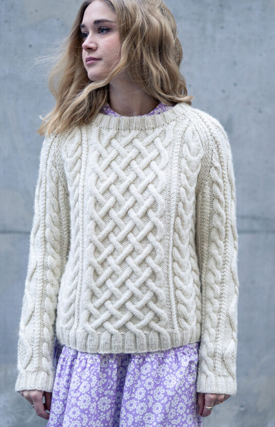 flettegenser til dame strikkeoppskrift. Damegenser strikkeoppskrift klassisk. Cable knitted sweater knitting pattern for women