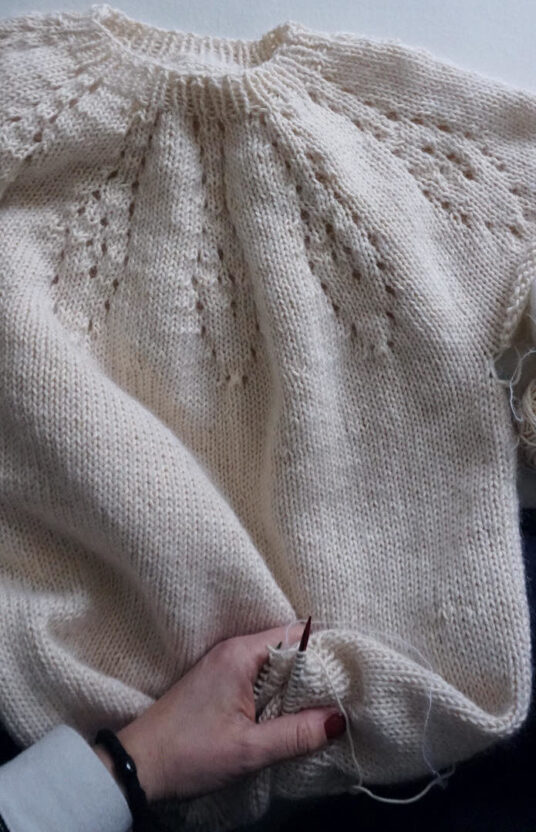 28663-Aurelia-genser-kit - HipKnitShop genser dame med rundfelling