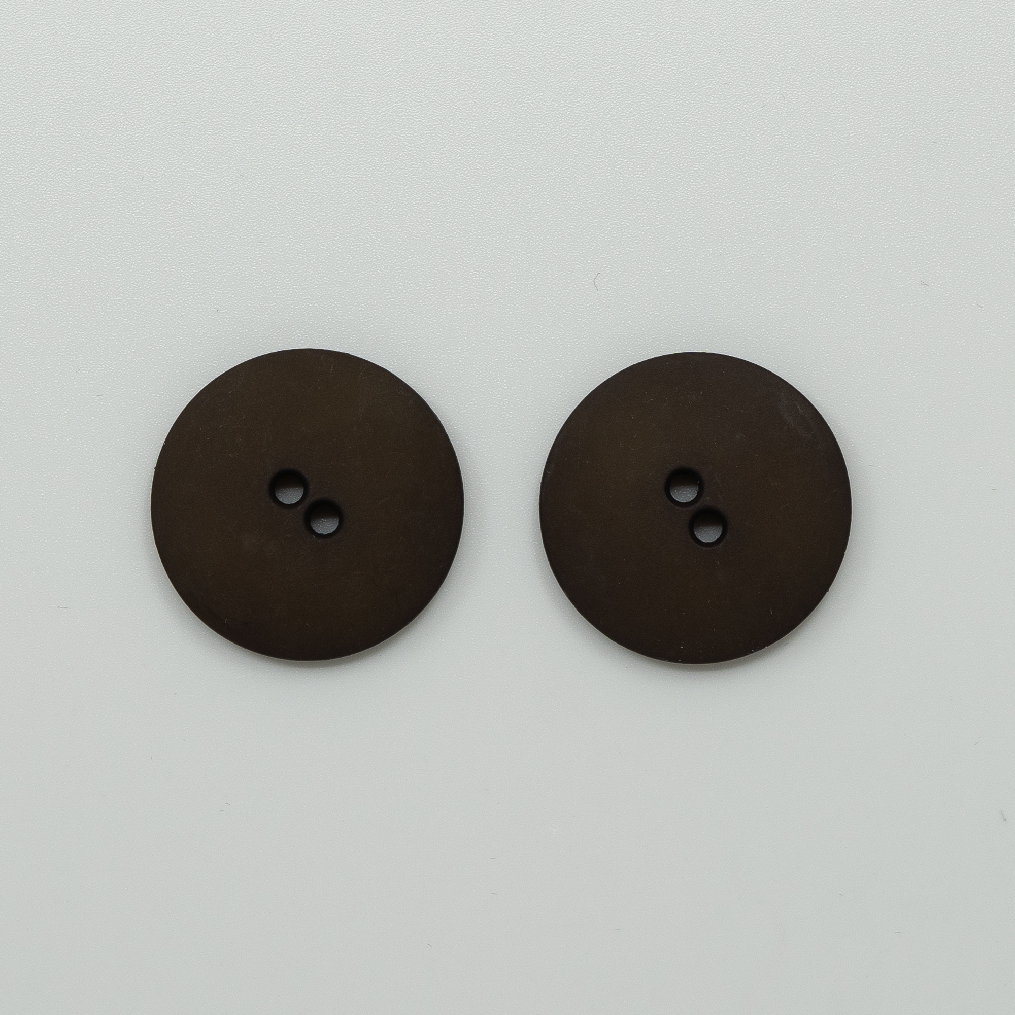 28979-Mork-brun-plastknapp-stor - HipKnitShop Knapper2-2