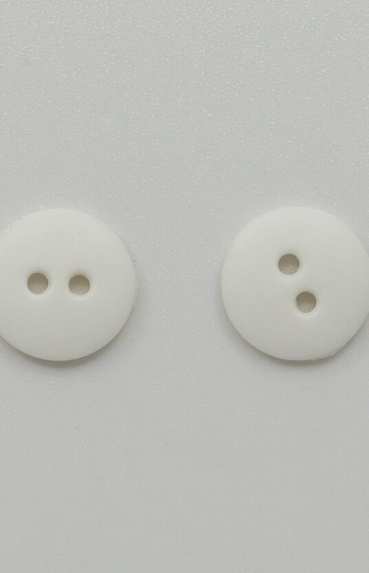 hvite knapper strikkejakke