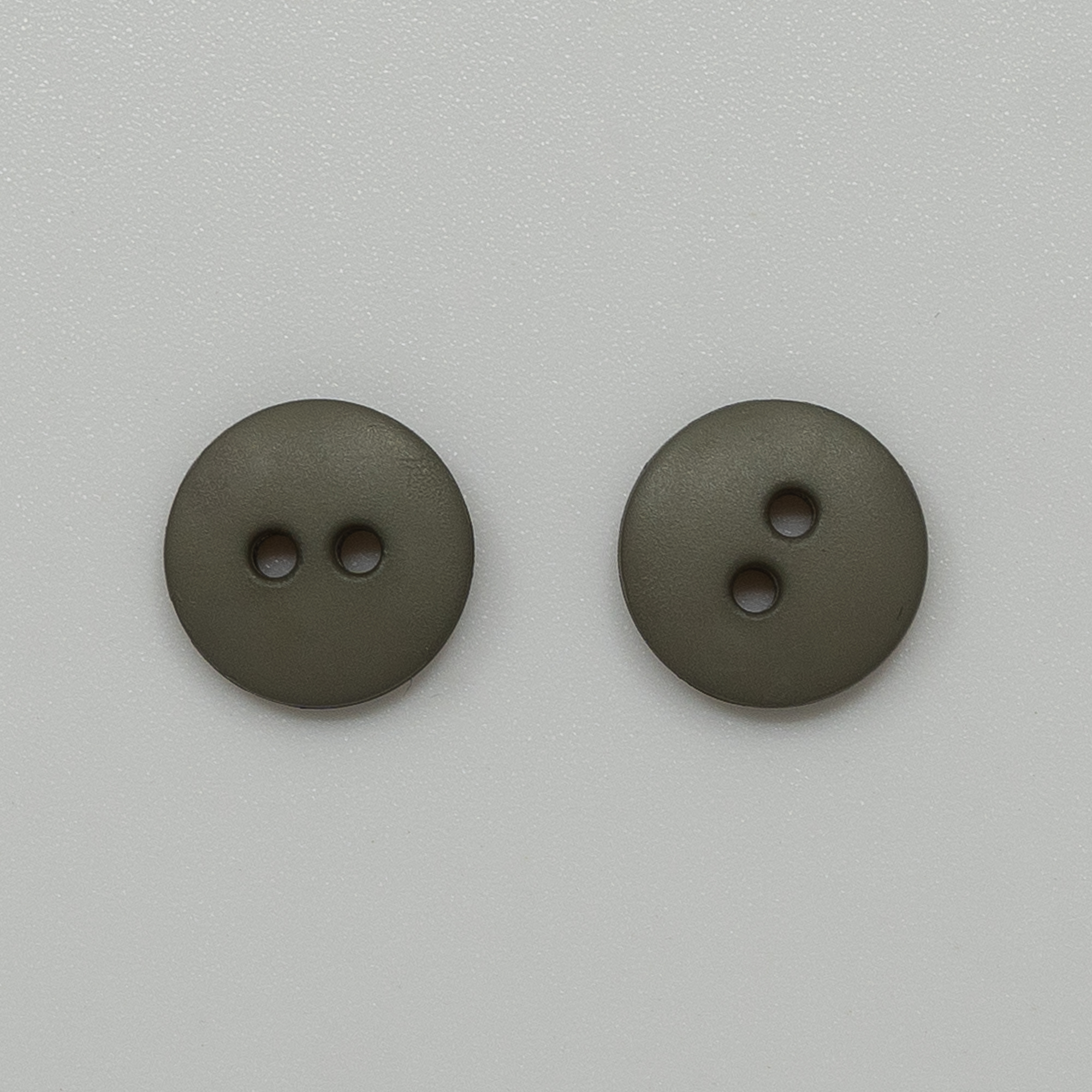 28982-Knapp-til-babystrikk-mork-gra-2-hull - HipKnitShop button for baby jacket