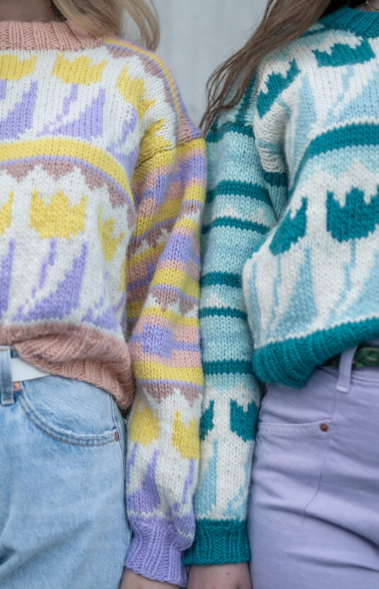 29107-Flower-Power-strikkehefte-digitalt-51 - HipKnitShop strikkeoppskrift 80talls genser blomster