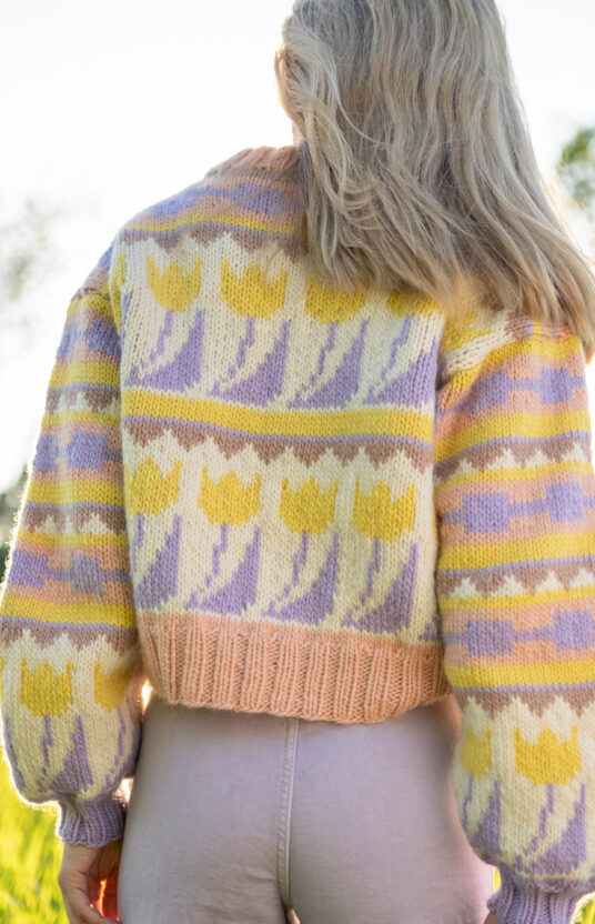 29192-Tulipan-genser-kit-2 - HipKnitShop strikkeoppskrifter dame genser