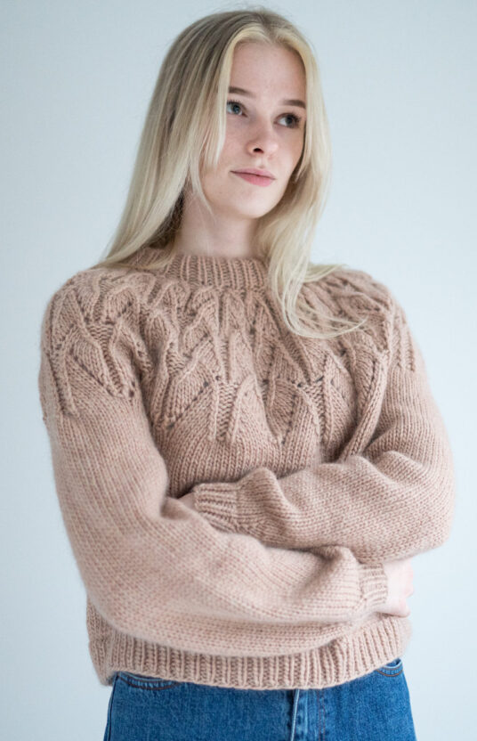 strikkeoppskrift genser dame hullmønster