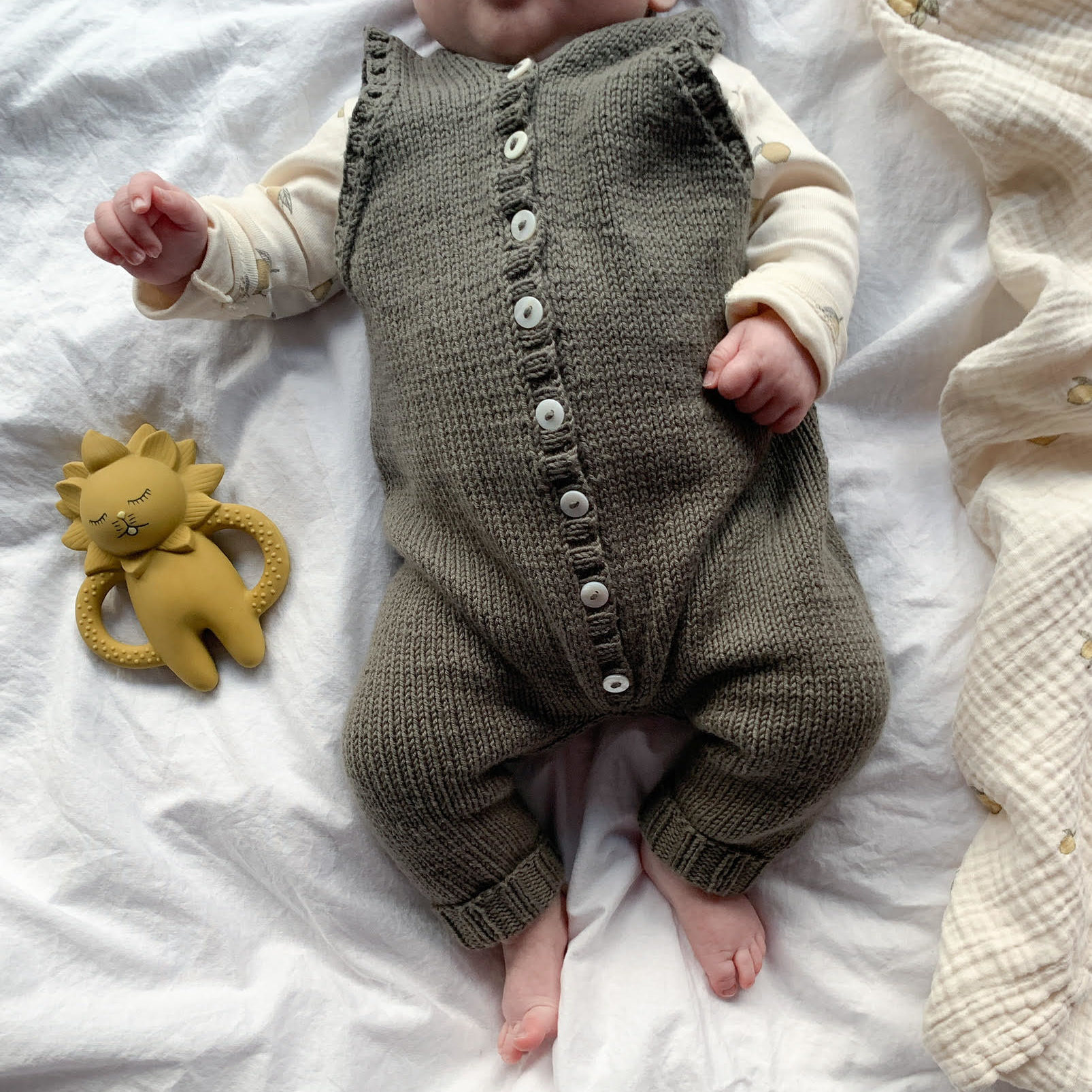 29619-Ollie-onesie-kit - HipKnitShop strikkeoppskrift baby sparkebukse