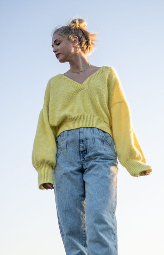 v hals genser strikkeoppskrift dame