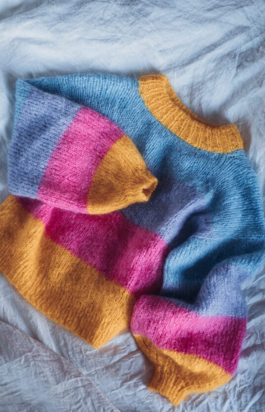 kul strikkegenser dame oppskrift fargerik fluffy
