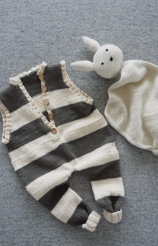 74899-Kanin-koseklut-kit-2 - HipKnitShop blankie knit pattern