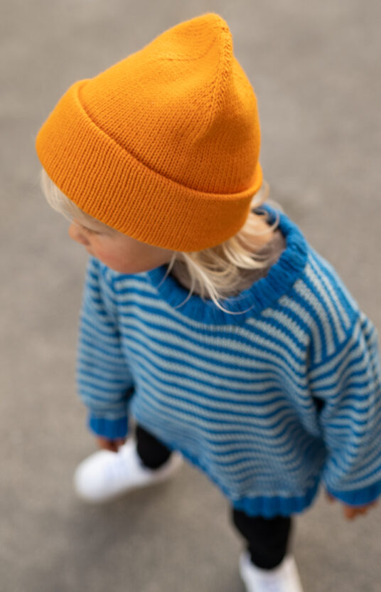 Knitting pattern for kids' merino hat with a folded brim. Simple knitting pattern for a warm hat for girls and boys.