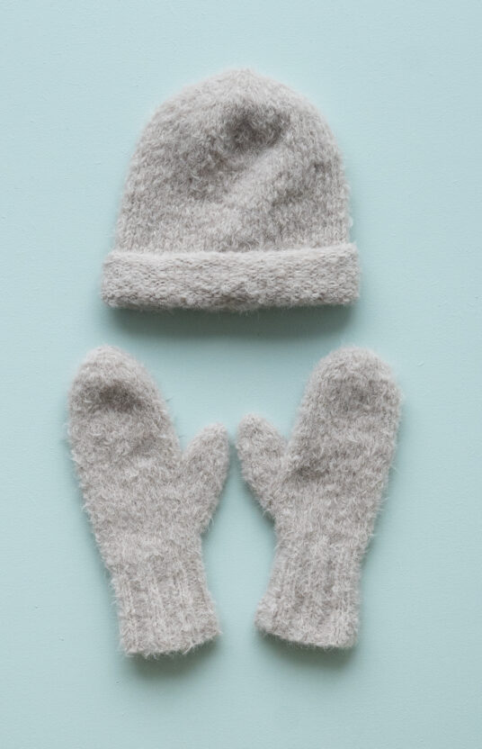 82956-Wildling-hette-lue-og-votter-strikkeoppskrift-3 - HipKnitShop knitted hoodie mittens and hat pattern